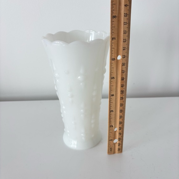 Vintage Anchor Hocking milk glass trumpet shaped vase scalloped edge teardrop - Picture 10 of 10